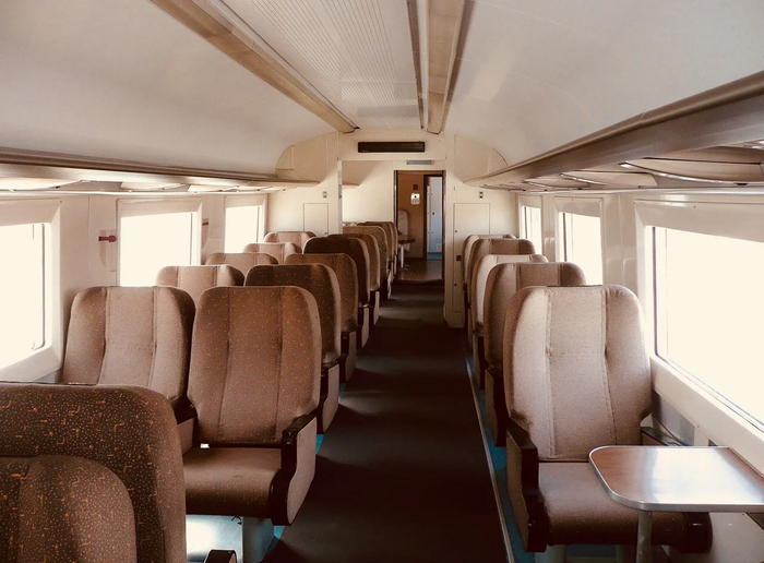 Головной прицепной вагон с салоном бизнес-класса