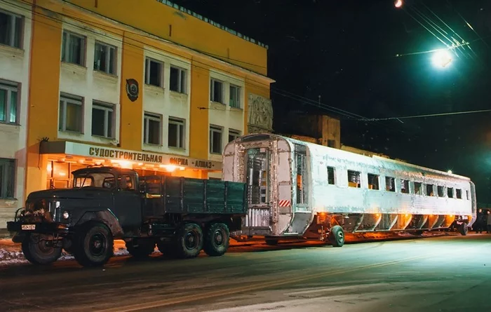 Кузов одного из вагонов электропоезда Сокол, изготовленный на Судостроительной фирме Алмаз, в процессе перевозки на завод в Тихвине для дальнейшей сборки.